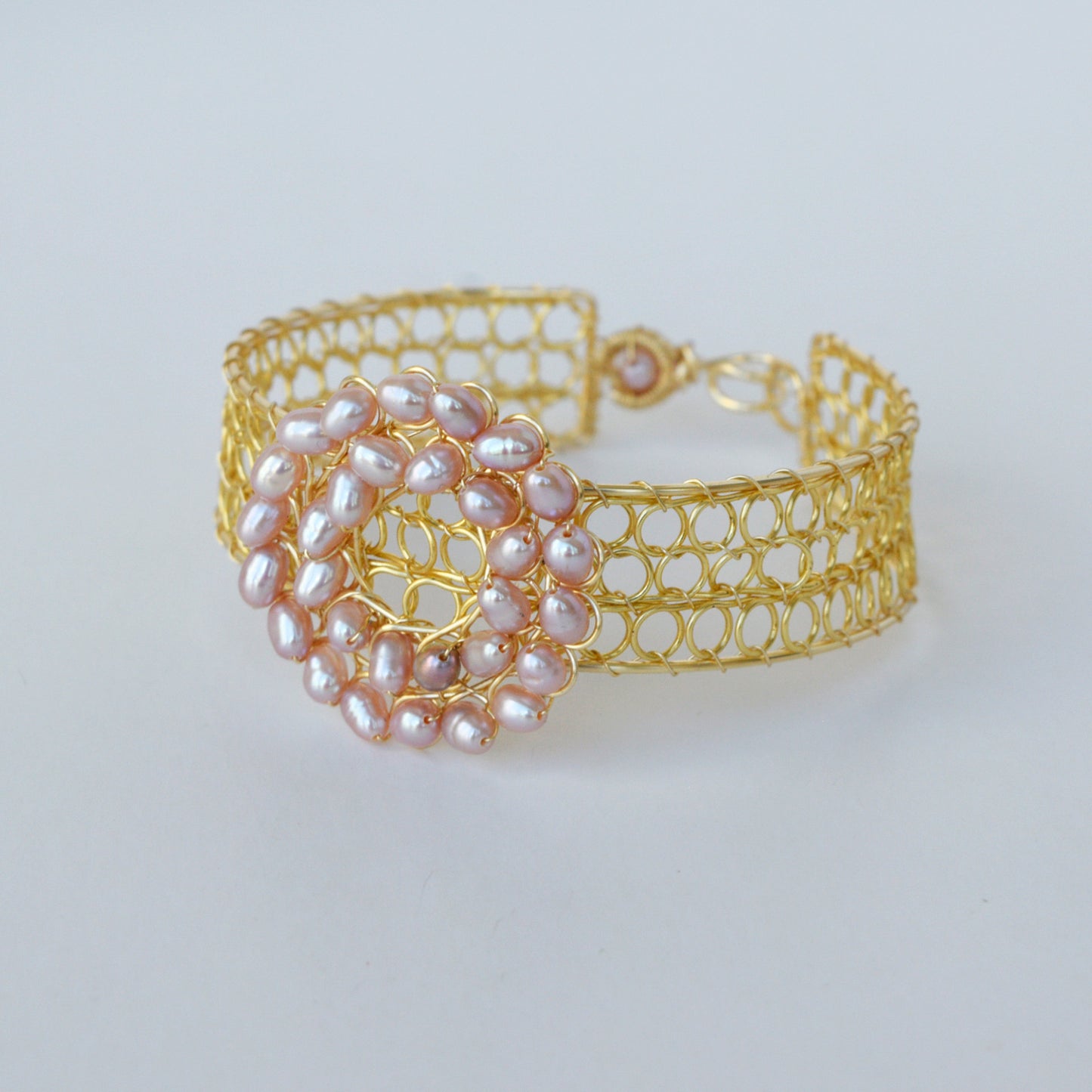 Brazalete Medallon de Perlas Rosadas